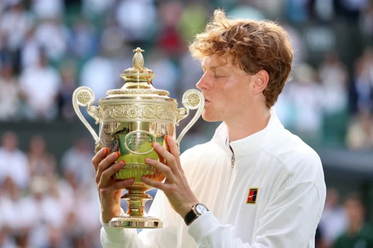 Jannik Sinner bacia il prestigioso trofeo d'oro di Wimbledon