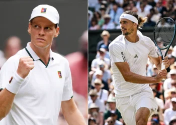 Jannik Sinner e Alexander Zverev posano in campo durante la partita di tennis.
