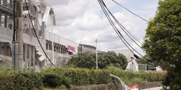 Edificio del Kom Mall danneggiato con detriti sparsi dopo esplosione in Giappone. Almeno 13 morti dopo il terremoto in Giappone: la corsa contro il tempo dei soccorritori