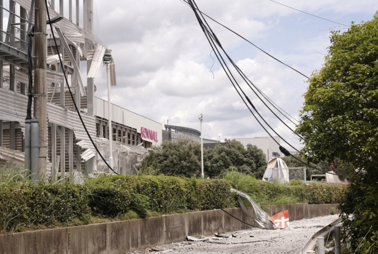 Edificio del Kom Mall danneggiato con detriti sparsi dopo esplosione in Giappone. Almeno 13 morti dopo il terremoto in Giappone: la corsa contro il tempo dei soccorritori
