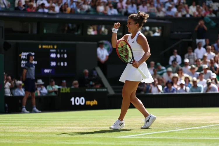 Jasmine Paolini esulta felice sul campo da tennis di Wimbledon, pubblico sugli spalti.