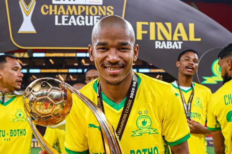 Calciatore sudafricano sorride, mostra trofeo CAF Champions League, festeggia vittoria