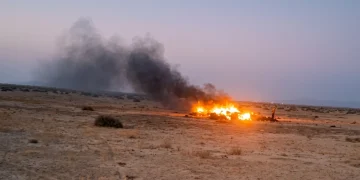 Fumo denso si alza da drone abbattuto in deserto