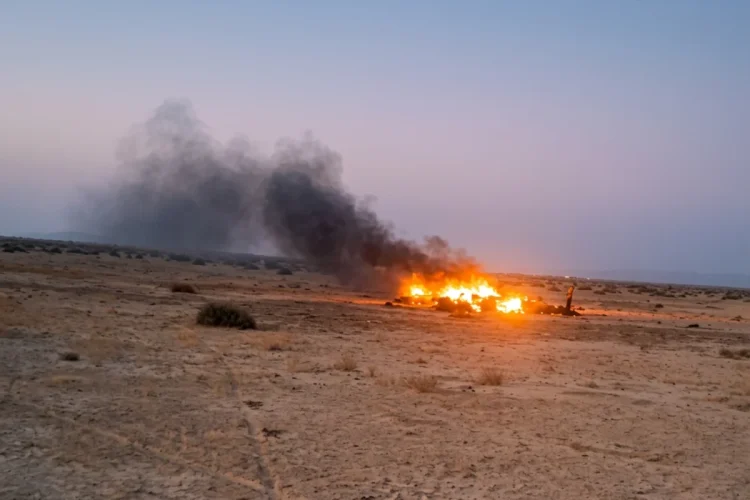 Fumo denso si alza da drone abbattuto in deserto