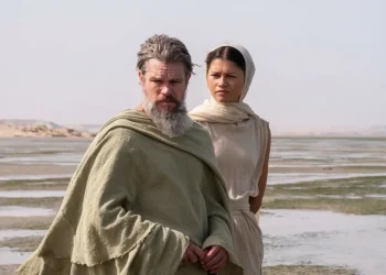 Matt Damon e Zendaya in abiti antichi nel deserto.