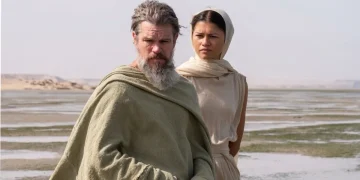 Matt Damon e Zendaya in abiti antichi nel deserto.