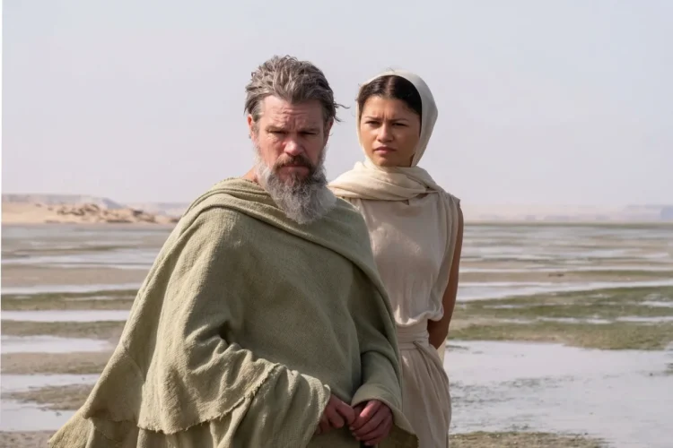 Matt Damon e Zendaya in abiti antichi nel deserto.