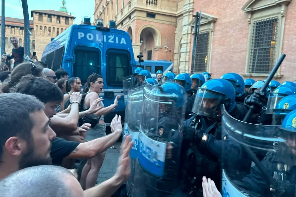 Bologna, scontri con la polizia dopo il corteo per Abderrahim Fakir: bomba carta, lacrimogeni e idranti