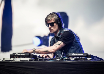 Il DJ Kavinsky suona con cuffie e occhiali da sole alla console. Il Dj Kavinsky trovato morto in casa a Parigi: aveva 50 anni