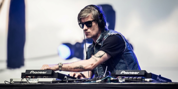Il DJ Kavinsky suona con cuffie e occhiali da sole alla console. Il Dj Kavinsky trovato morto in casa a Parigi: aveva 50 anni