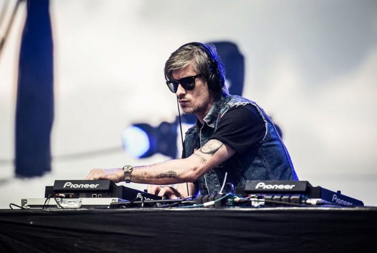 Il DJ Kavinsky suona con cuffie e occhiali da sole alla console. Il Dj Kavinsky trovato morto in casa a Parigi: aveva 50 anni