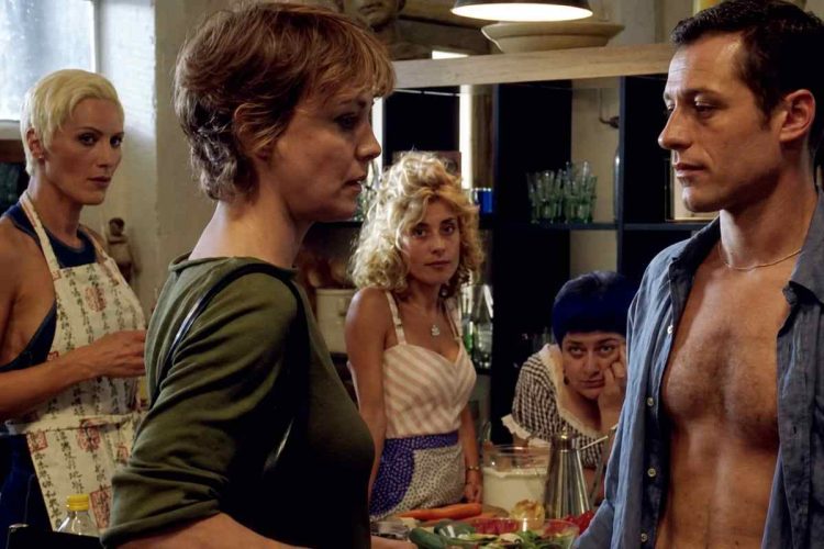 Margherita Buy e Stefano Accorsi in una scena del film Le fate ignoranti di Ferzan Ozpetek