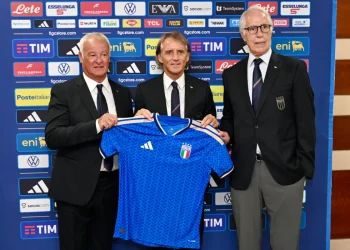 Roberto Mancini, Gabriele Gravina e Andrea Abodi mostrano maglia Italia.