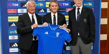 Roberto Mancini, Gabriele Gravina e Andrea Abodi mostrano maglia Italia.