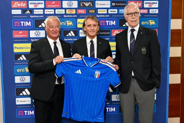 Roberto Mancini, Gabriele Gravina e Andrea Abodi mostrano maglia Italia.