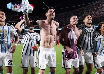 Messi a torso nudo festeggia con la maglia dell'Argentina in mano