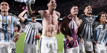 Messi a torso nudo festeggia con la maglia dell'Argentina in mano