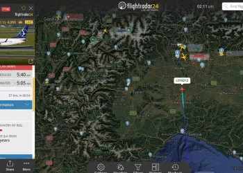 Schermata Flightradar24 con aereo LOT deviato verso Milano Malpensa, Italia.