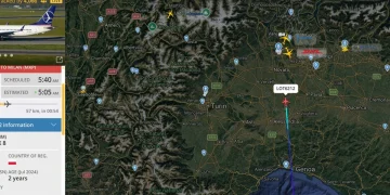 Schermata Flightradar24 con aereo LOT deviato verso Milano Malpensa, Italia.
