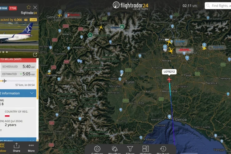 Schermata Flightradar24 con aereo LOT deviato verso Milano Malpensa, Italia.
