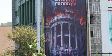 Manifesto anti-USA con Casa Bianca in fiamme e bare avvolte bandiera americana.