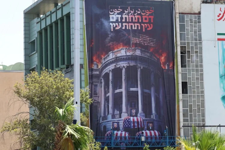 Manifesto anti-USA con Casa Bianca in fiamme e bare avvolte bandiera americana.