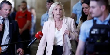 Marine Le Pen parla mentre cammina tra la folla e la sicurezza