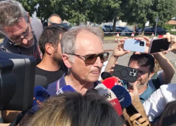Mario Roggero parla con la stampa davanti al carcere di Bollate. Nel frattempo crescono i suoi numeri sui social
