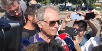 Mario Roggero parla con la stampa davanti al carcere di Bollate. Nel frattempo crescono i suoi numeri sui social