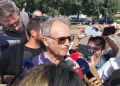 Mario Roggero parla con la stampa davanti al carcere
