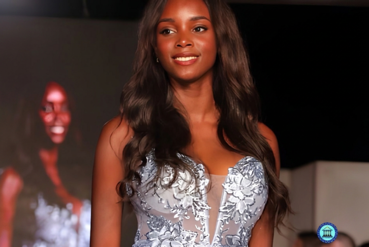 Marta Bunda sorride in un abito elegante luccicante sul palco. Marta Bunda, Miss Bologna 2026, denuncia insulti razzisti online: "Offesa per il colore della pelle"