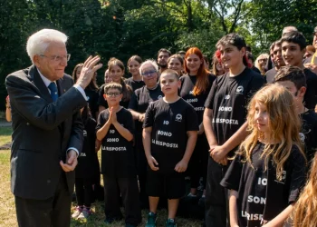 Sergio Mattarella saluta studenti a Seveso per anniversario disastro.