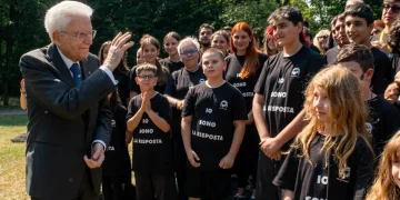 Sergio Mattarella saluta studenti a Seveso per anniversario disastro.