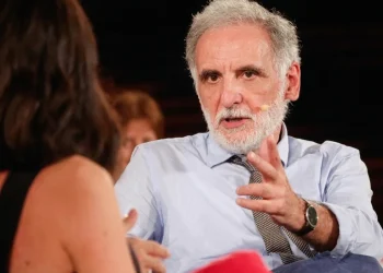 Michele Mari barbuto gesticola durante un’intervista sul palco