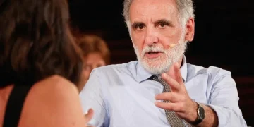 Michele Mari barbuto gesticola durante un’intervista sul palco