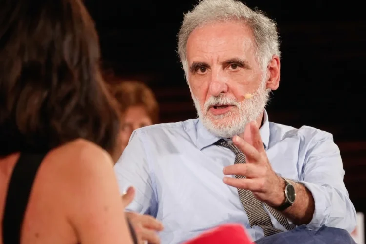 Michele Mari barbuto gesticola durante un’intervista sul palco