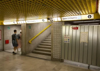 San Donato Milanese, passeggeri camminano sui binari della metropolitana