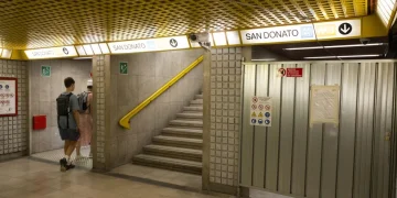 San Donato Milanese, passeggeri camminano sui binari della metropolitana