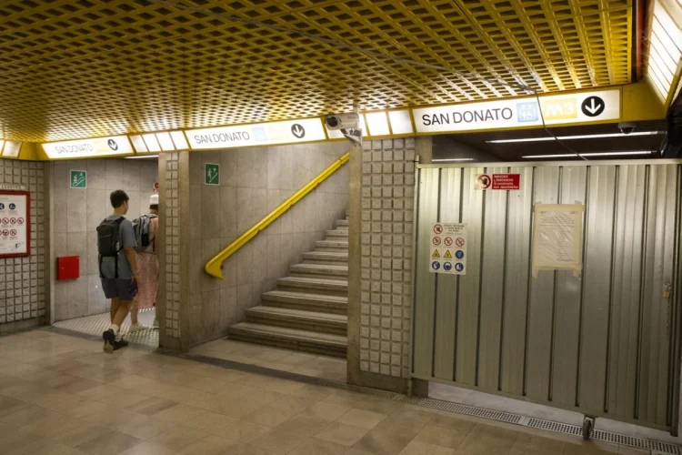 San Donato Milanese, passeggeri camminano sui binari della metropolitana