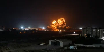 Iran, grande esplosione notturna in base aerea con fuoco e fumo.