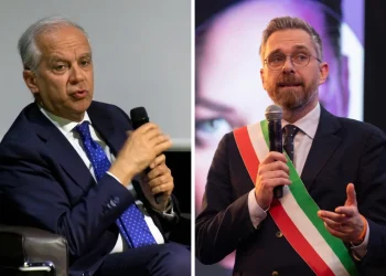 Piantedosi e Lepore parlano al microfono con abiti formali.