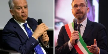 Piantedosi e Lepore parlano al microfono con abiti formali.