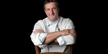 Daniele Fagiolini chef sorridente in giacca bianca con forchetta. Il mondo della cucina in lutto, si è spento lo chef Daniele Fagiolini: addio al talento toscano