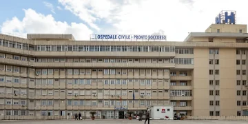 Esterno di un ospedale civile con entrata del pronto soccorso a Lecce