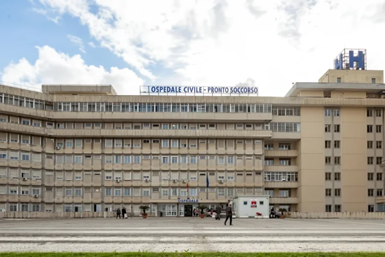 Esterno di un ospedale civile con entrata del pronto soccorso a Lecce