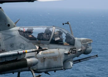Elicottero militare USA sorvola mare aperto