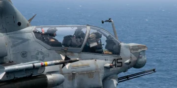 Elicottero militare USA sorvola mare aperto