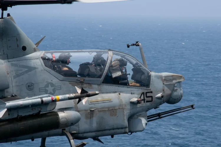 Elicottero militare USA sorvola mare aperto