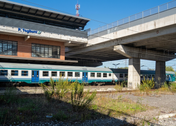 Esterno stazione ferroviaria P. Togliatti con treno fermo sui binari. Omicidio alla stazione Togliatti: difende un amico e muore