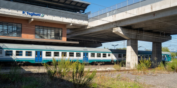 Esterno stazione ferroviaria P. Togliatti con treno fermo sui binari. Omicidio alla stazione Togliatti: difende un amico e muore